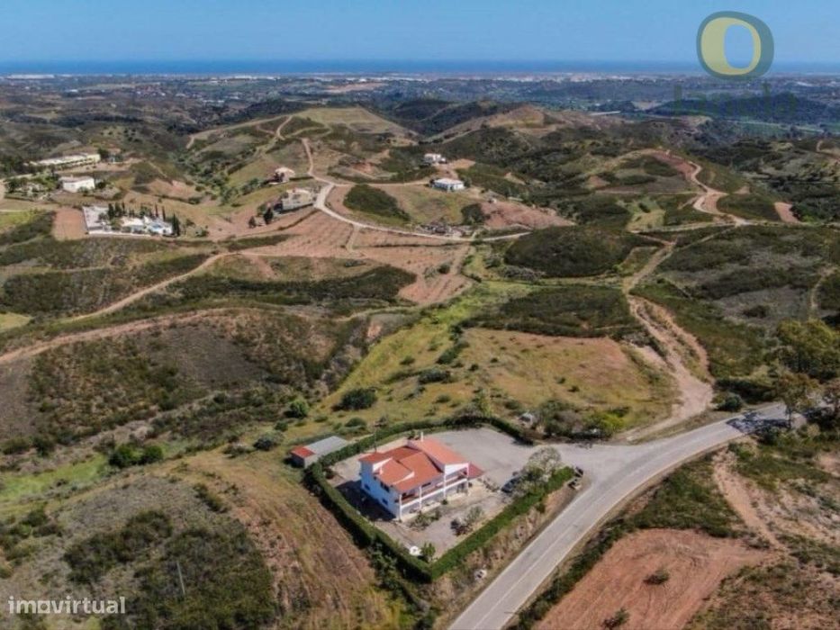 Moradia e Negócio com Vistas Soberbas de Mar e Serra