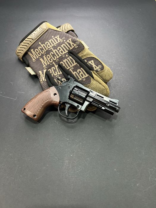 Металевий револьвер на пістонах