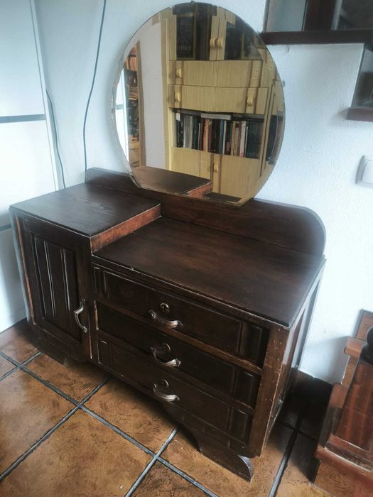Móvel vintage com espelho para restauro