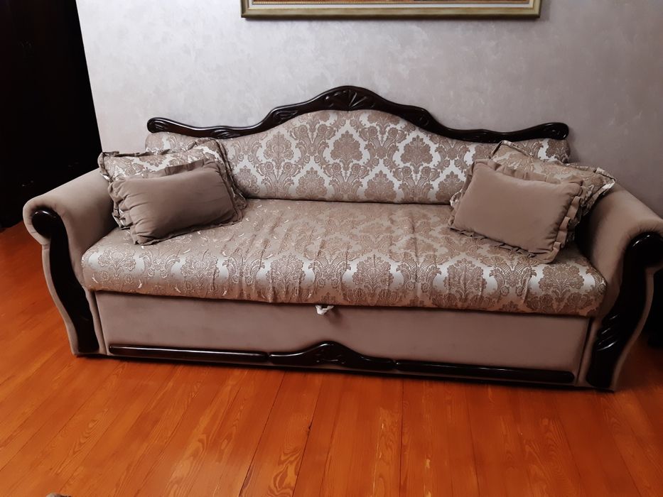 Диван в класичному стилі