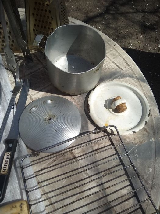 Разная кухонная мелочь и кастрюли ,сковородки