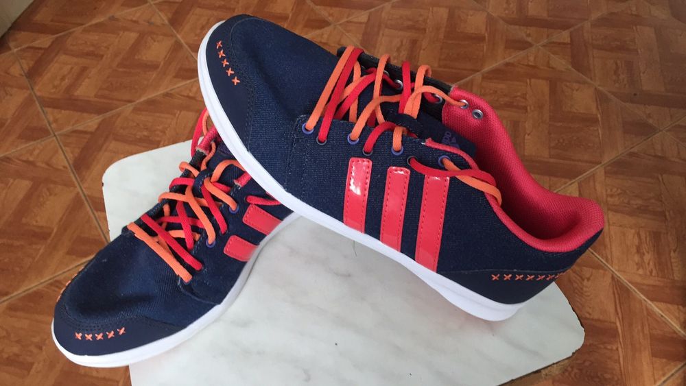 продам жіночі кросівки