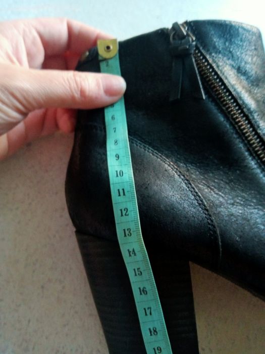 Продам женские ботинки