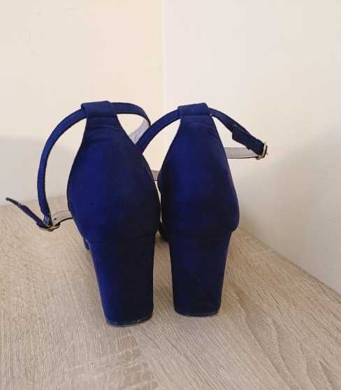 Buty na słupku 8 cm granatowe DeeZee