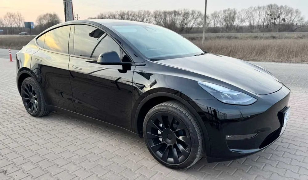 Таксі Трансфер Tesla Model Y з водієм Міжміські перевезення з Луцька по всій Україні.