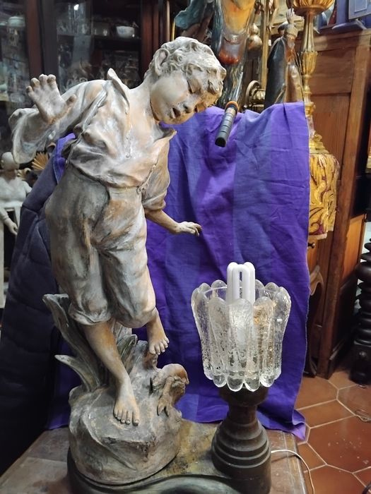 Candeeiro Escultura antiga de menino em terra-cota e madeira