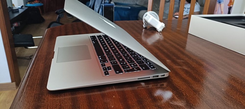 MacBook Air 13  2017 8GB RAM SSD 256GB + Caixa Apple