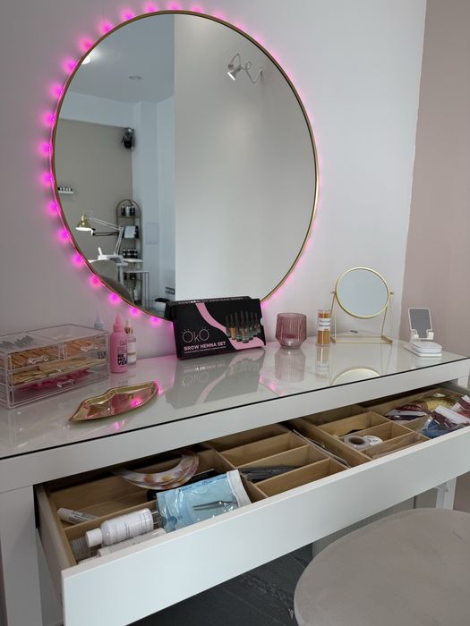 Meble dla stylistki toaletka stanowisko do brwi rzes makijazu