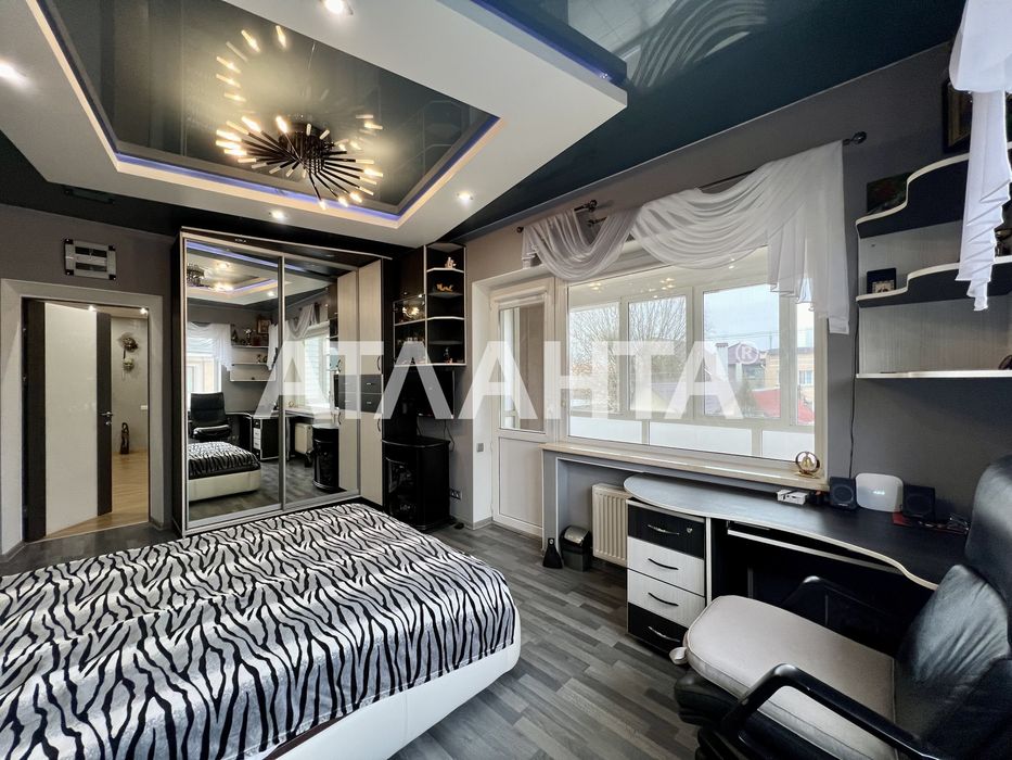 Дом с бассейном в Даче Ковалевского.