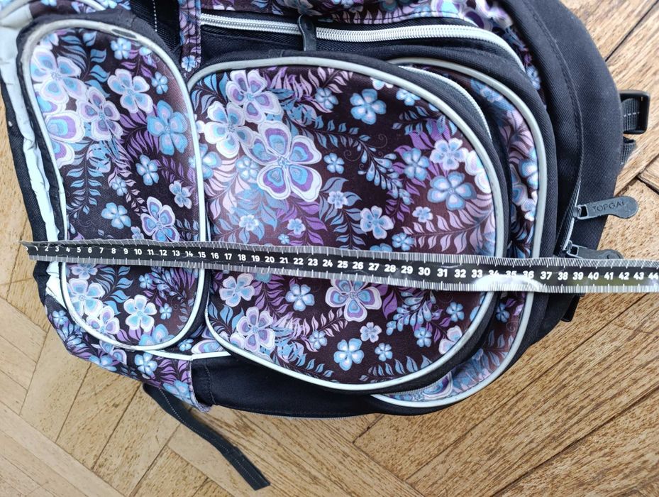 Plecak szkolny TopGal z dwiema komorami, z motywem kwiatowym.