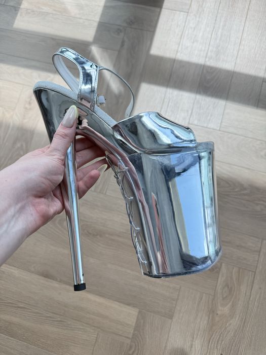 Стріпи, Strip kilena/pleaser metalic