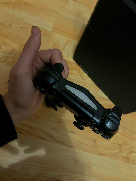 Пс 4 ( 500gb ) з двома джойстиками ( Поїхала )