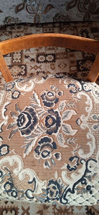 Стілець м'який дерев'яний