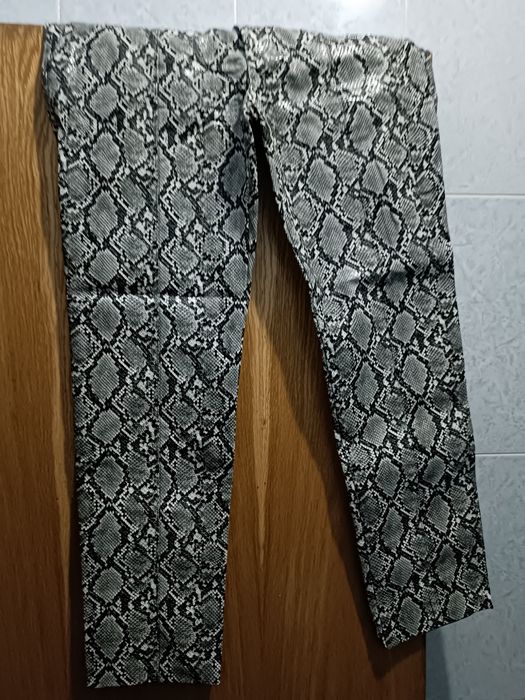 Calça Zara estilo Pele de cobra
