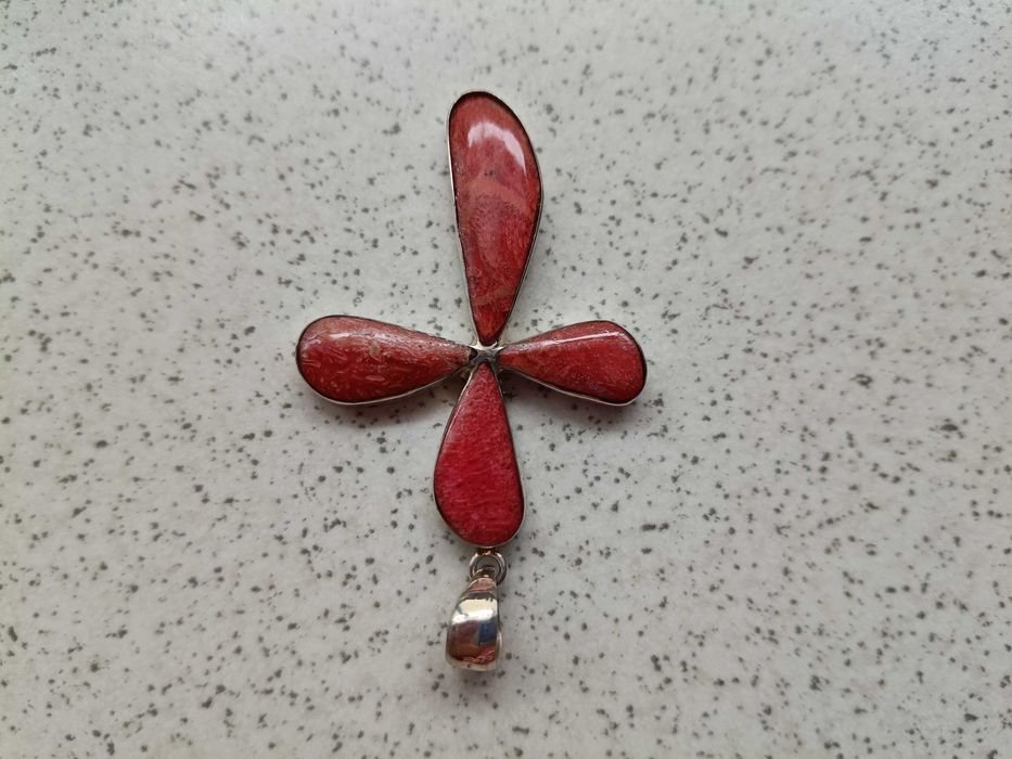 Srebrna zawieszka z czerwonym koralem S925 Wisiorek Krzyż Krzyżyk