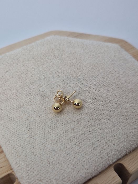 Złote kolczyki wkręty kuleczki kulki