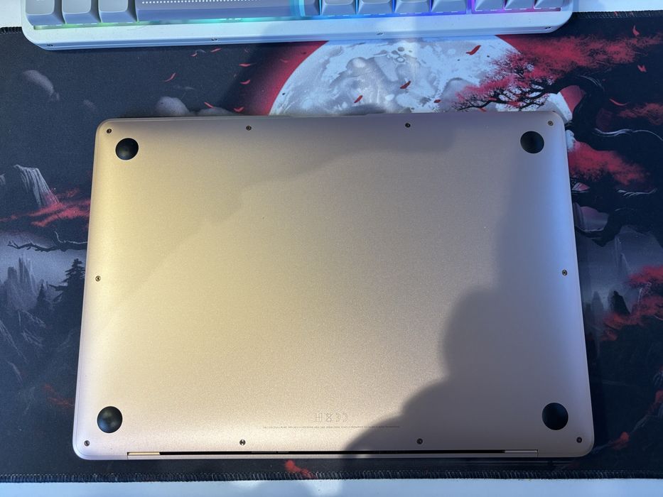 Продам Macbook Air 2019 року.