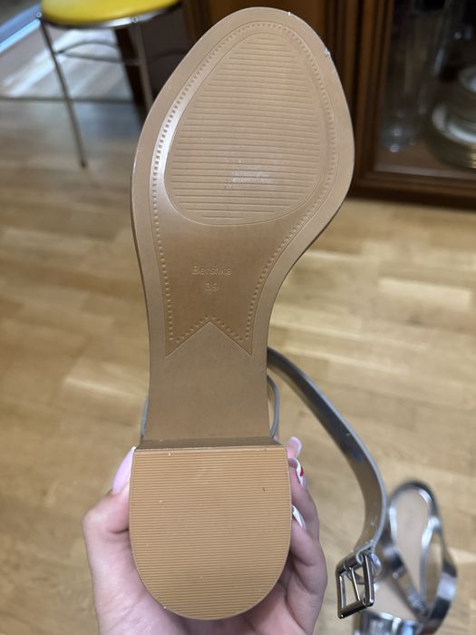 Продам Босоніжки Bershka