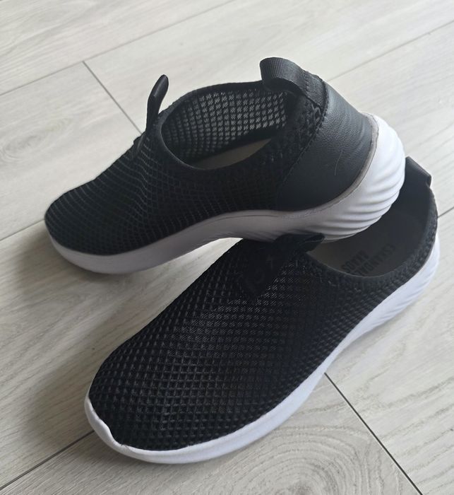 Sneakersy  z białą podeszwą marki Eskandalo & Kaos