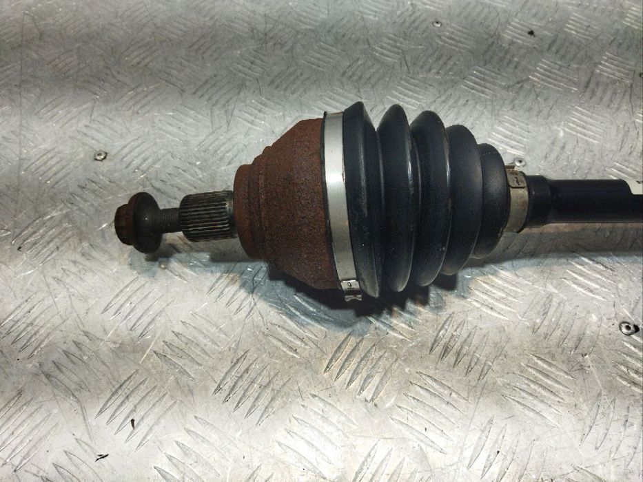 Піввісь передня права VW Atlas