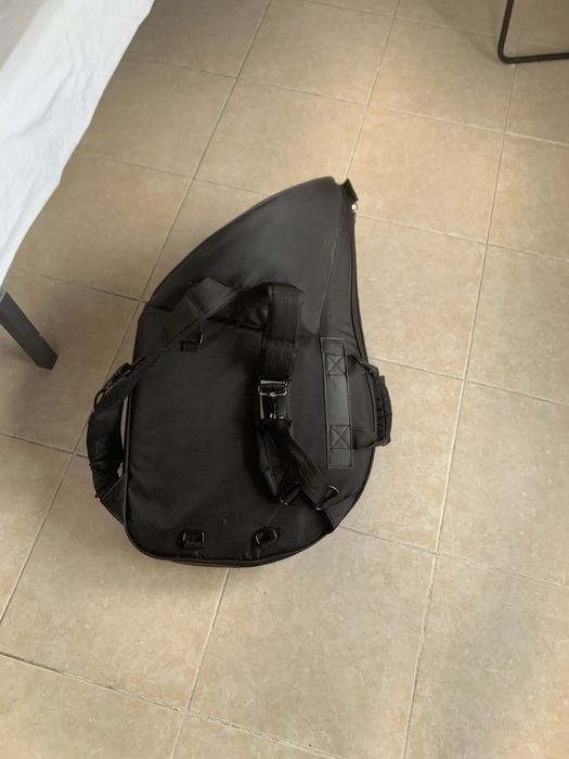 Estojo semirrígido para trompa com alças tipo mochila