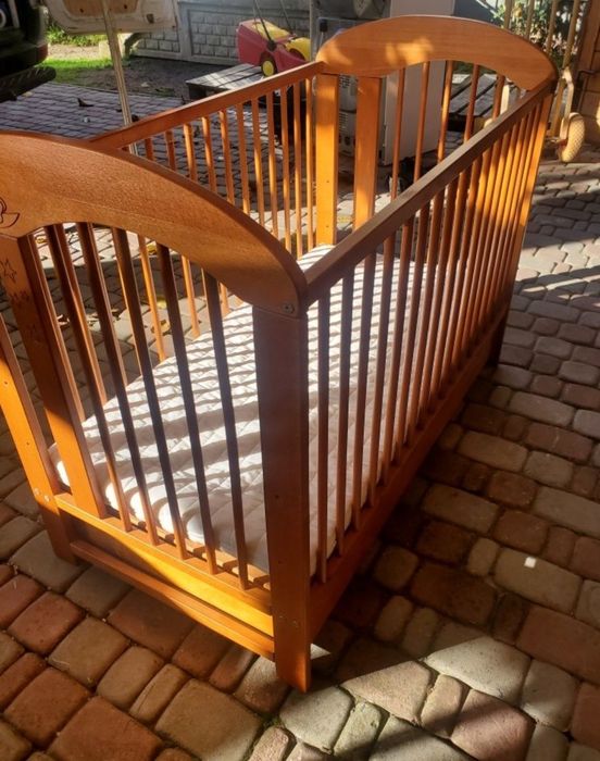 Дитяче ліжко з матрасом 125см×,65см з натурального дерева.