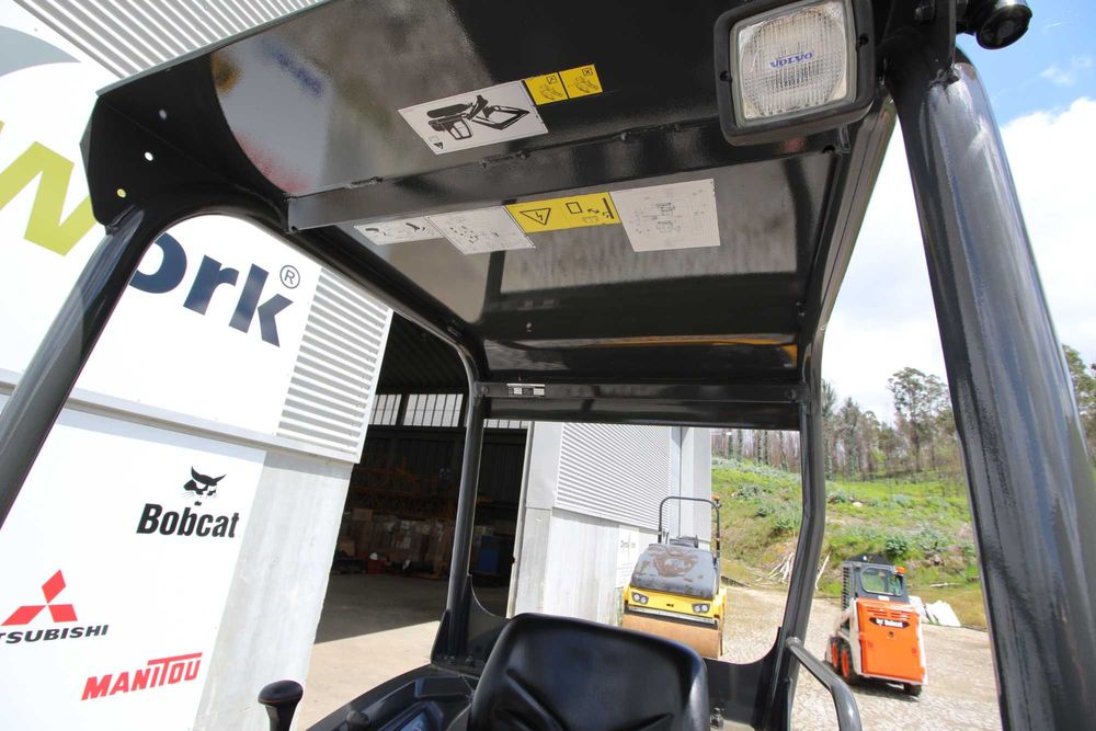 Minigiratória de Rastos com Garra Volvo EC15