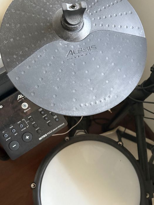 Bateria Eletrónica ALESIS Nitro Max com banco