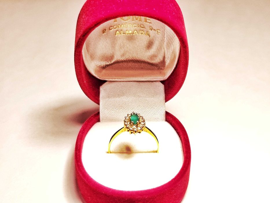 Anel de ouro 19,2K Quilates, esmeralda e 14 diamantes com certificado