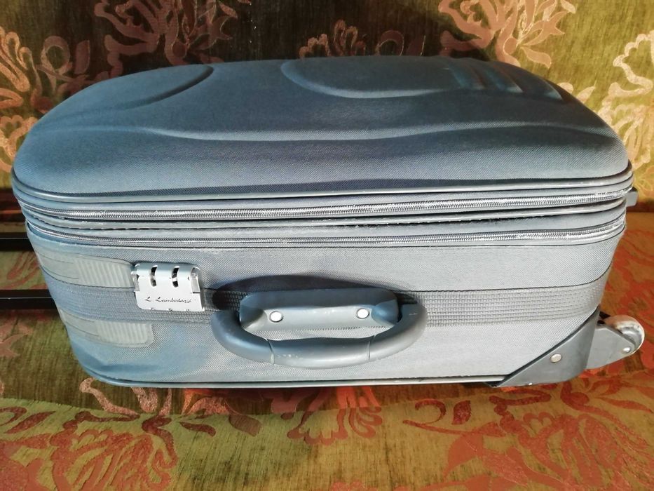 Walizka podróżna używana na kółkach