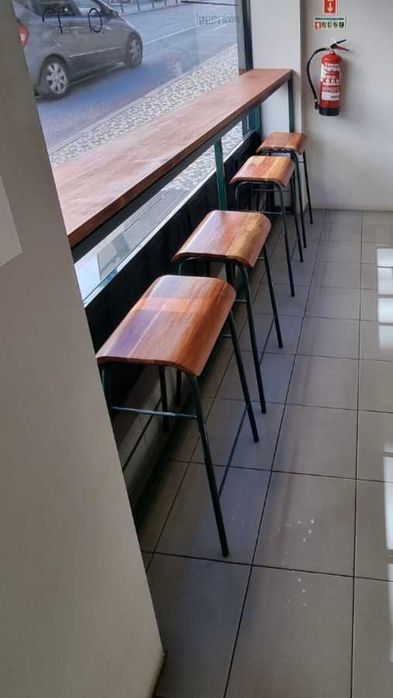 Mesa alta + 4 bancos