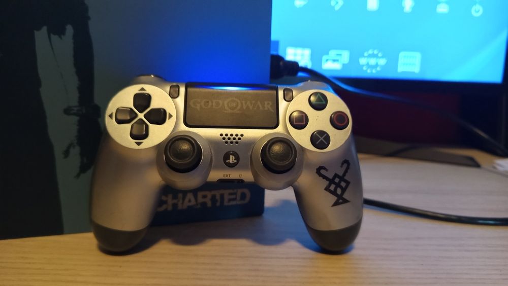PS4 UNCHARTED 1 TB  + comando.
