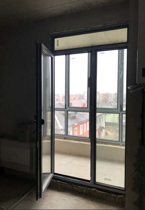 Пластикове вікно 2,45x1,25м. 3-х камерне з дверима.