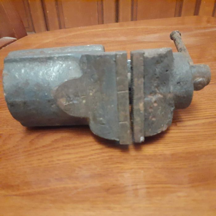 тиски СССР настольные , слесарные  с оригинальным клеймом губки 60 мм