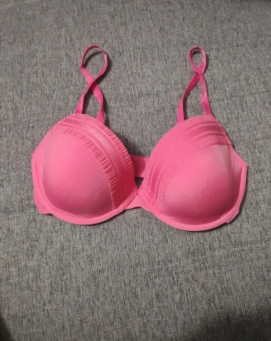 Piękny różowy stanik biustonosz 36D 80D z ozdobną falbanką