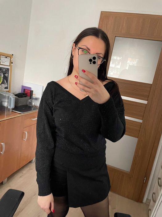 Czarny sweter z dekoltem w szpic z brokatem