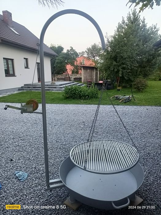 Grill ogrodowy z paleniskiem.