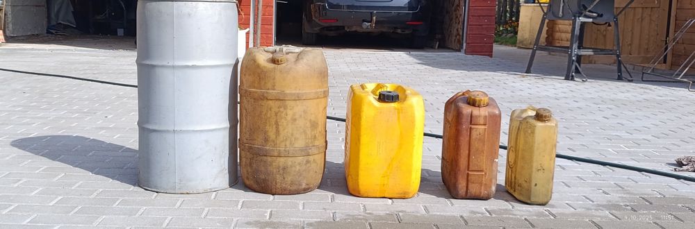 Zestaw pięciu pustych beczek