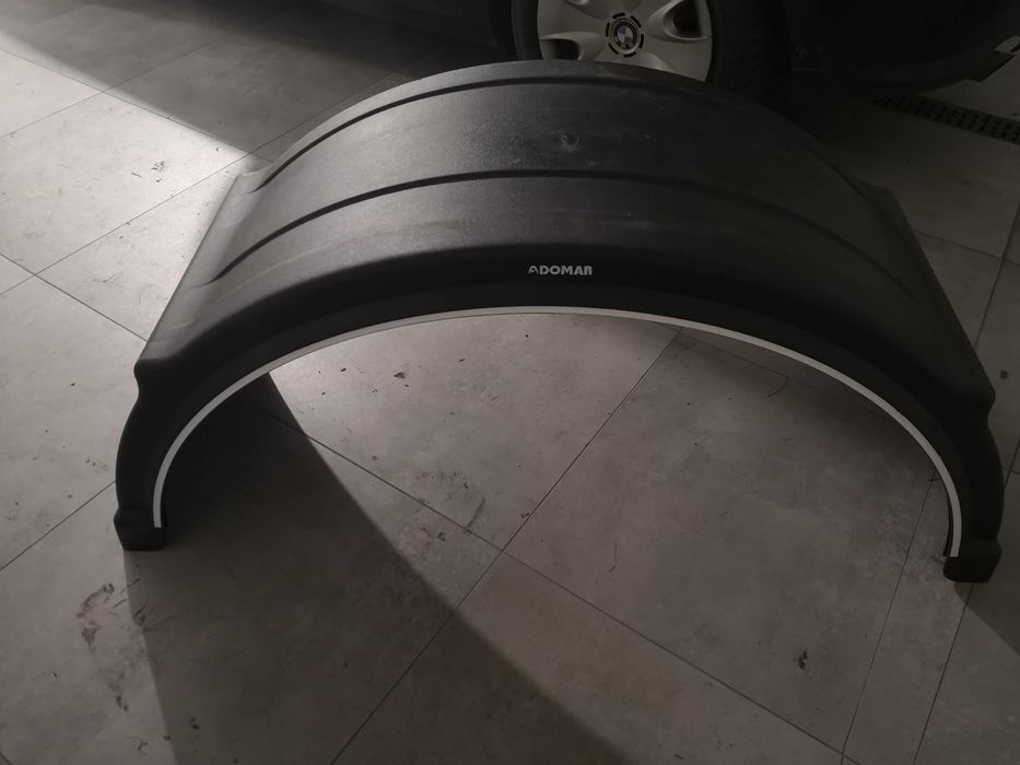 Błotnik nadkole z otworem na wspornik