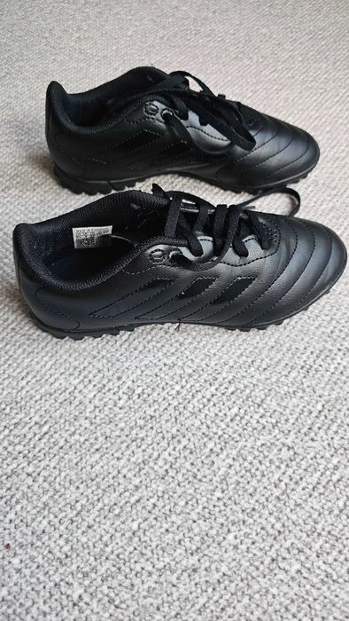 Buty dziecięce Adidas sportowe.