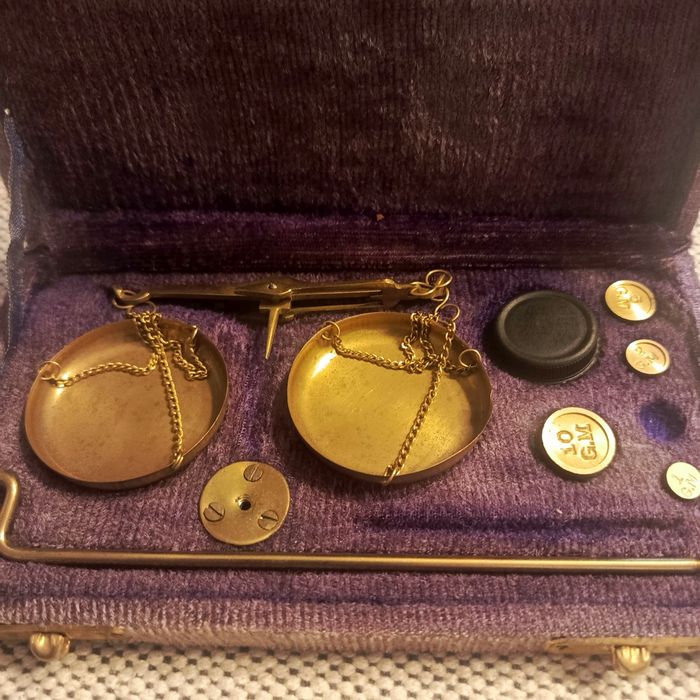 W waga stara indyjska z odważnikami z mosiądzu początek 19 wieku