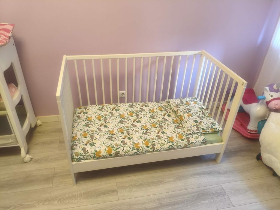 Berço ou cama de bebé com proteção, colchão edredom e roupa de cama