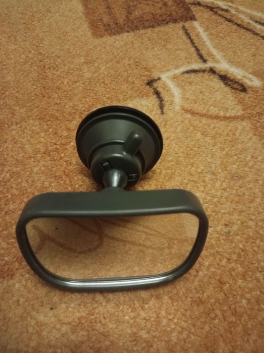 Lusterko samochodowe do obserwacji dziecka.