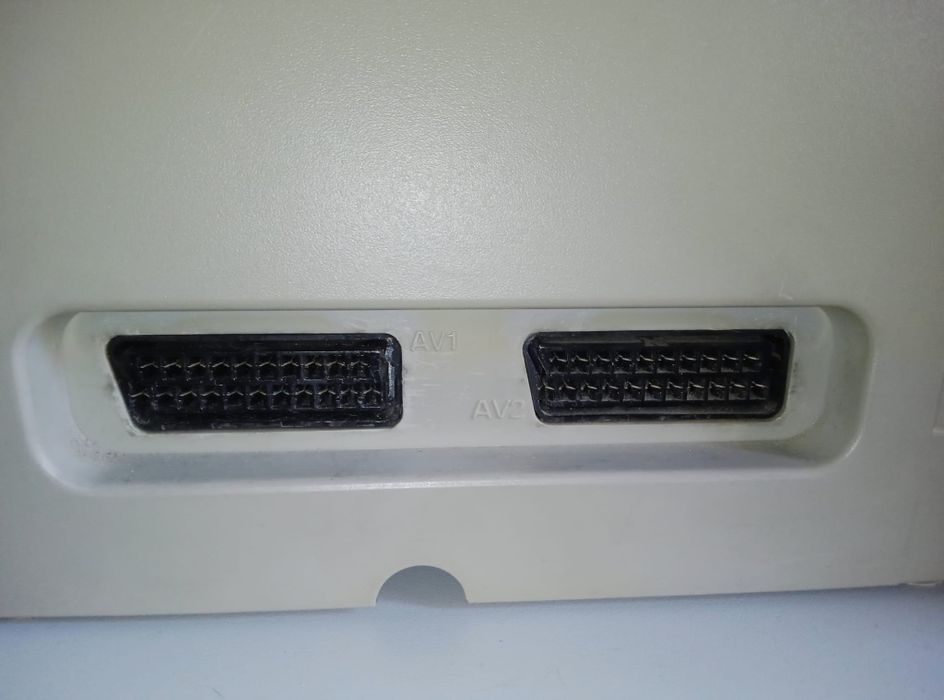 Televisão  com móvel, usada mas a funcionar  bem.