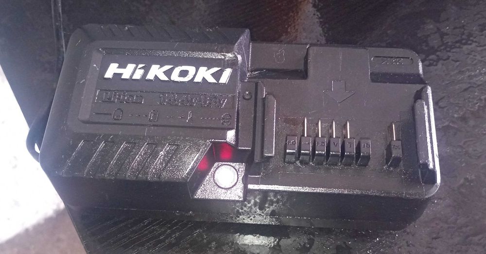 Carregador de bateria HIKOKI