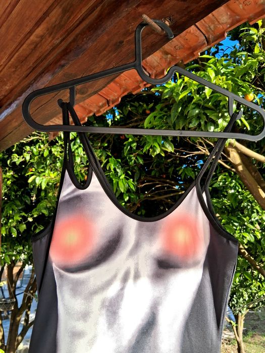 Vestido estampado Cape Clique,com brincos.