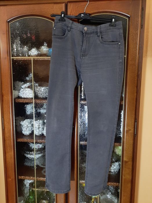 Szare klasyczne jeansy