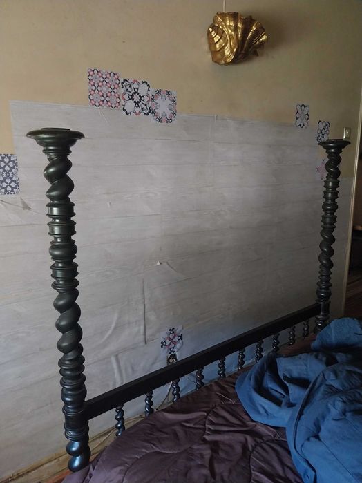 Cama antiga em pau preto - cabeceira entalhada