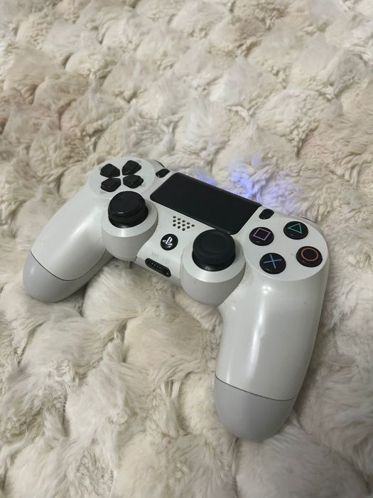 PlayStation 4 white