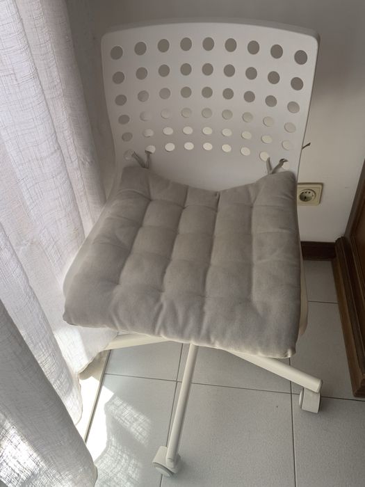 Cadeira branca ikea com rodas